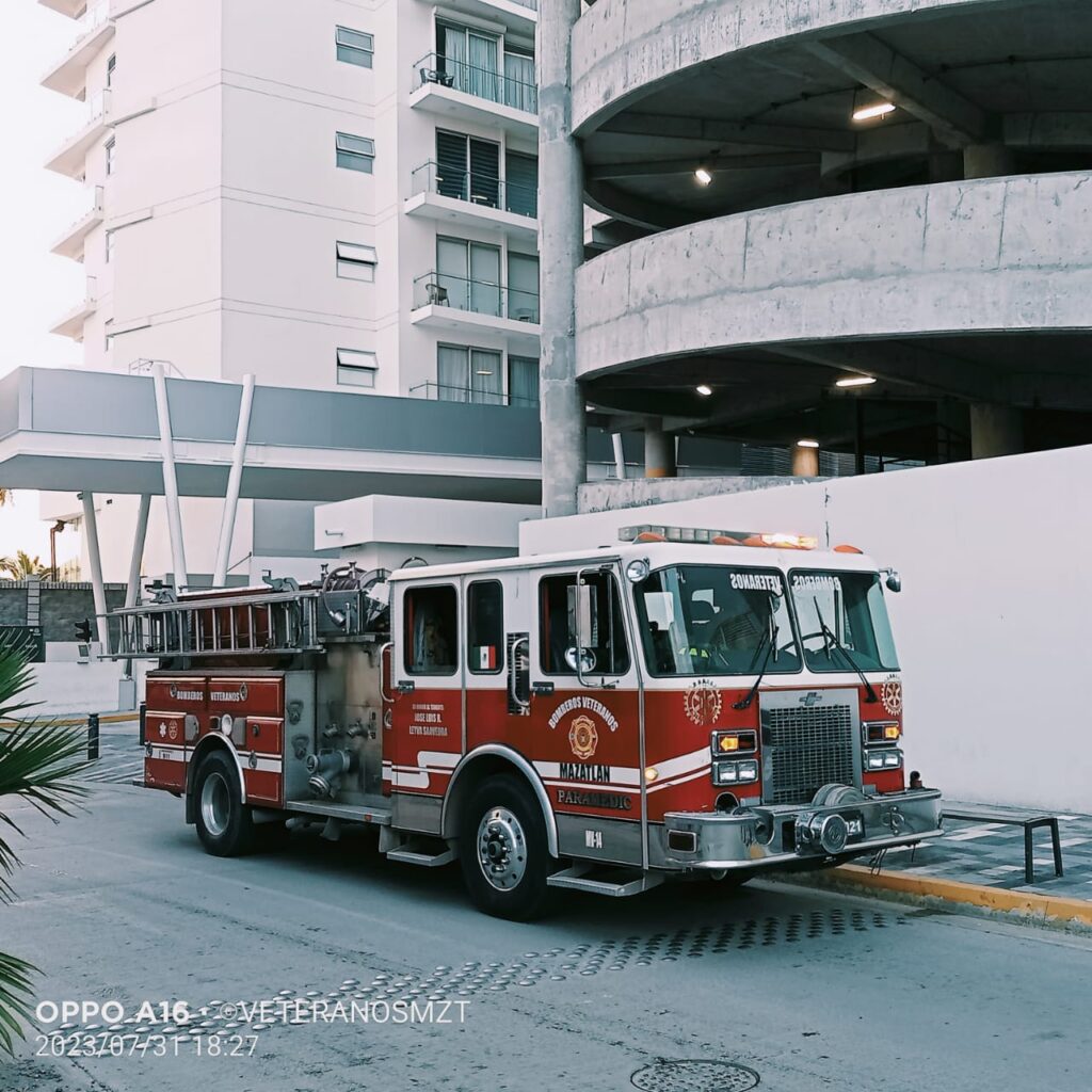 Camión de Bomberos afuera del edificio