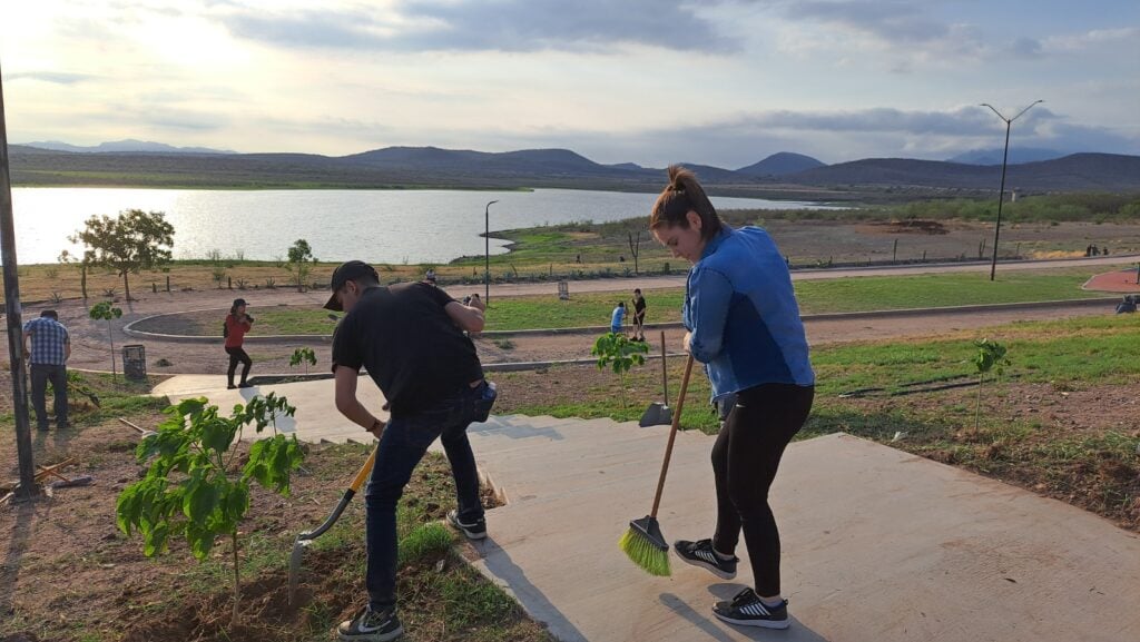 Personas limpiando en la presa Eustaquio Buelna