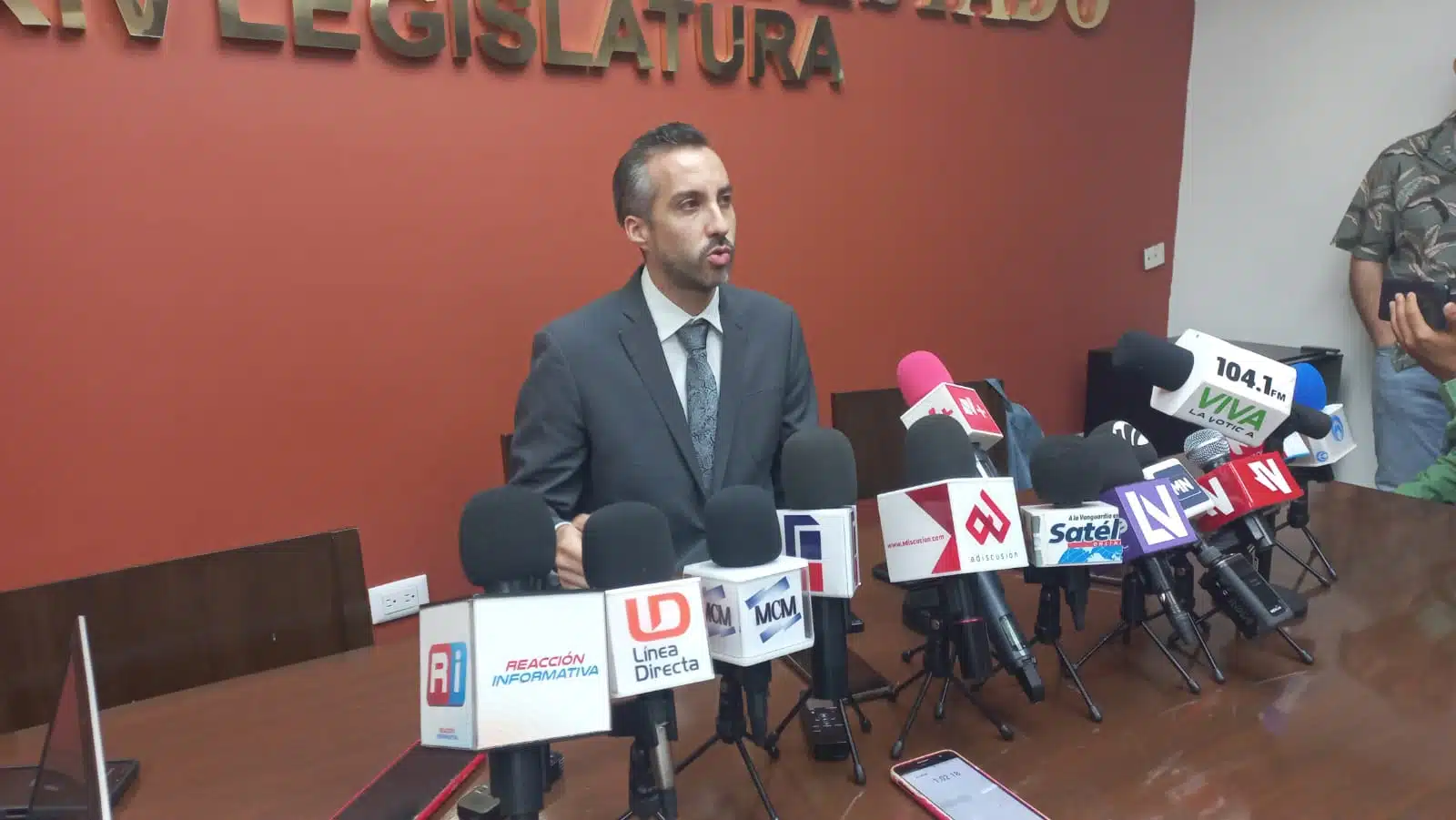 Gene René Bojórquez Ruiz en rueda de prensa