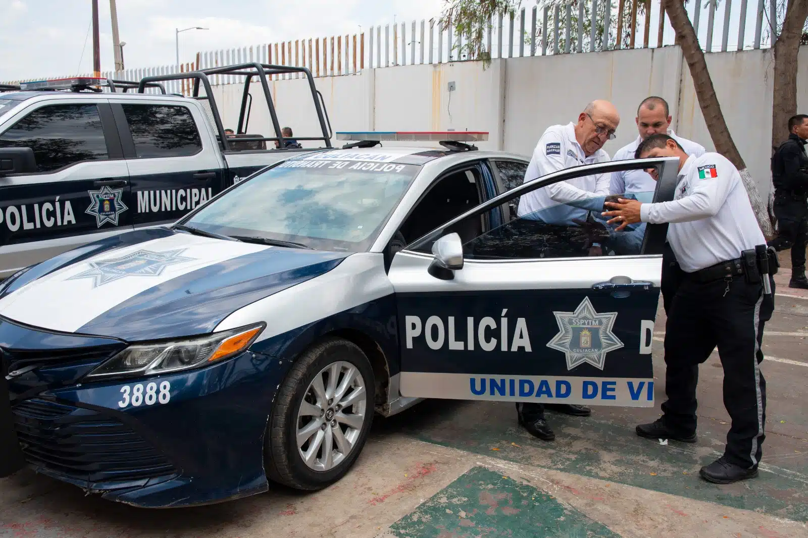 Policías retirando el polarizado de sus vehículos
