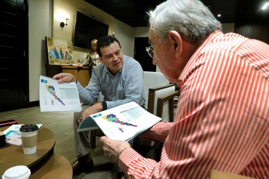 Gobernador Rubén Rocha Moya en reunión con el gerente de la División de Distribución Noroeste de la Comisión Federal de Electricidad (CFE), Hugo Martínez Lendechy