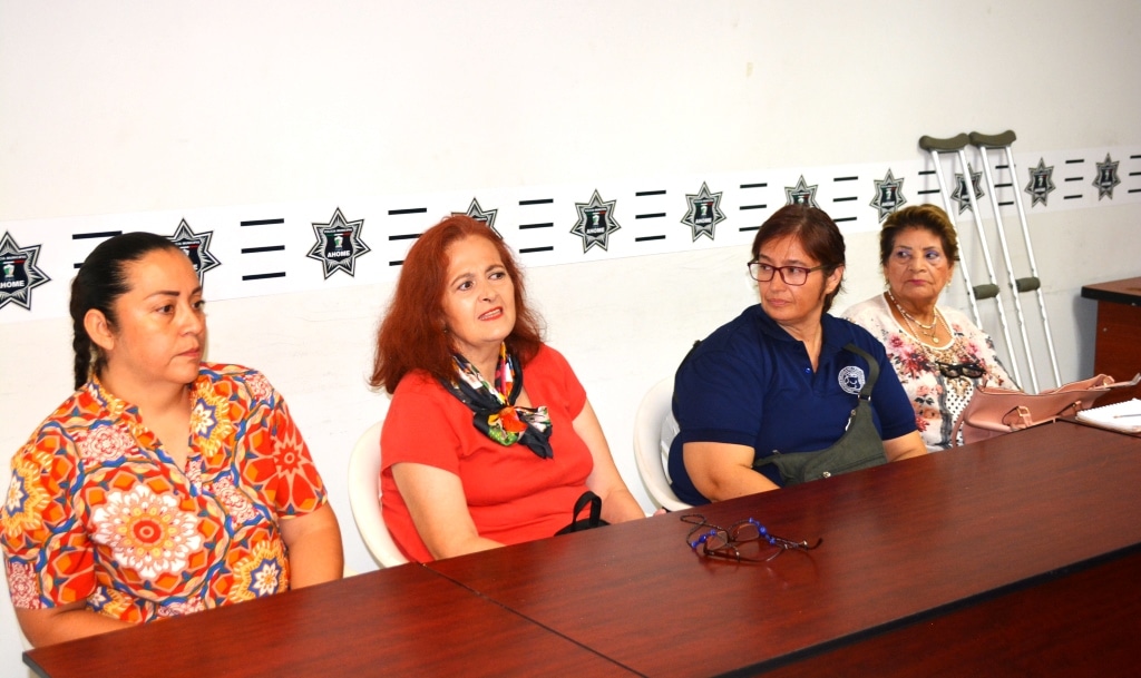 Personas reunidas alrededor en mesas con diapositivas