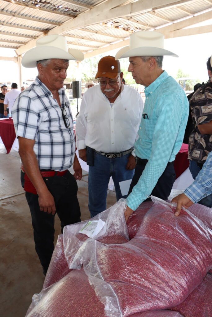 Alcalde Gerardo Vargas junto a los costales del programa Restablecimiento de Praderas 2023