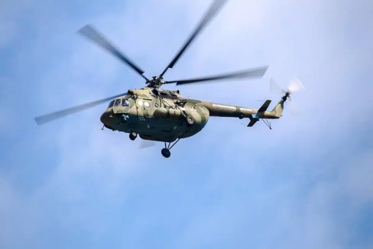 helicóptero militar en pleno vuelo