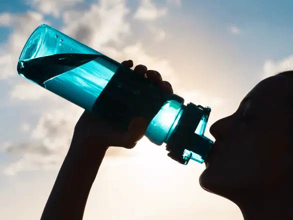 Una hidratación adecuada del organismo es un requisito para la salud, y es esencial para la vida misma.
