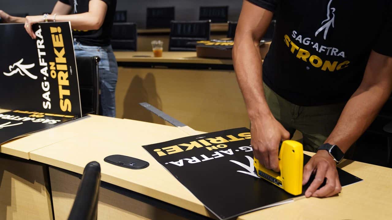 Actores del SAG-AFTRA preparan pancartas para llevar a cabo la huelga