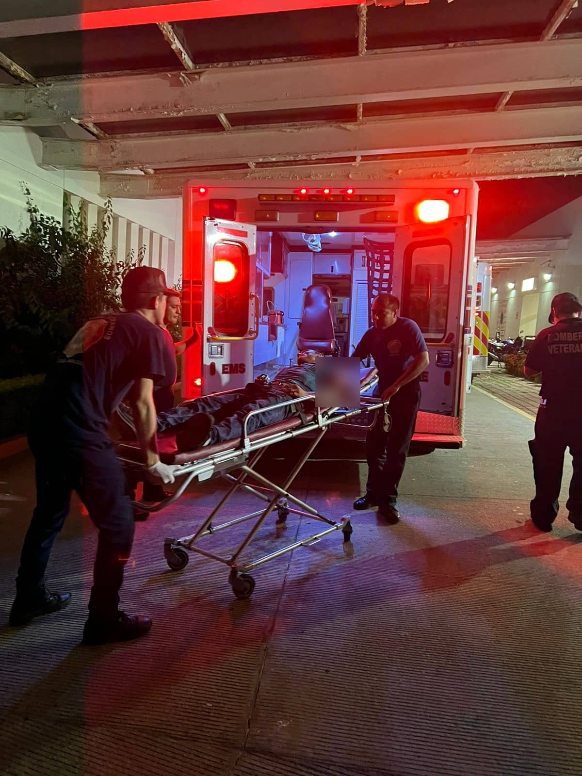 Paramédicos llegan a Urgencias para ingresar a Arturo, quien fue atacado con un machete en Mazatlán
