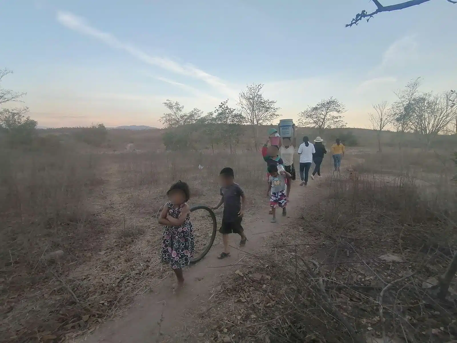 niños tarámaris caminando por la vegetación en grupo