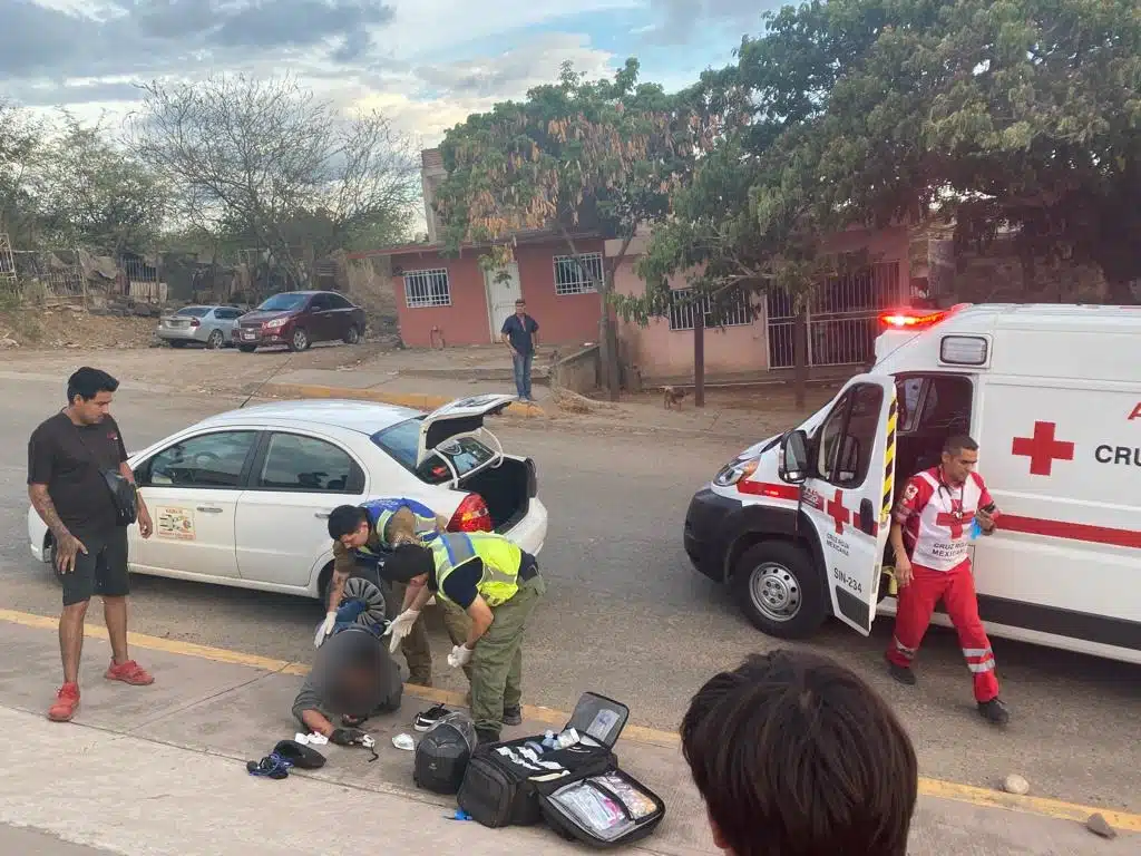 Personal de Cruz Roja y Gerum brindando primeros auxilios a un joven herido