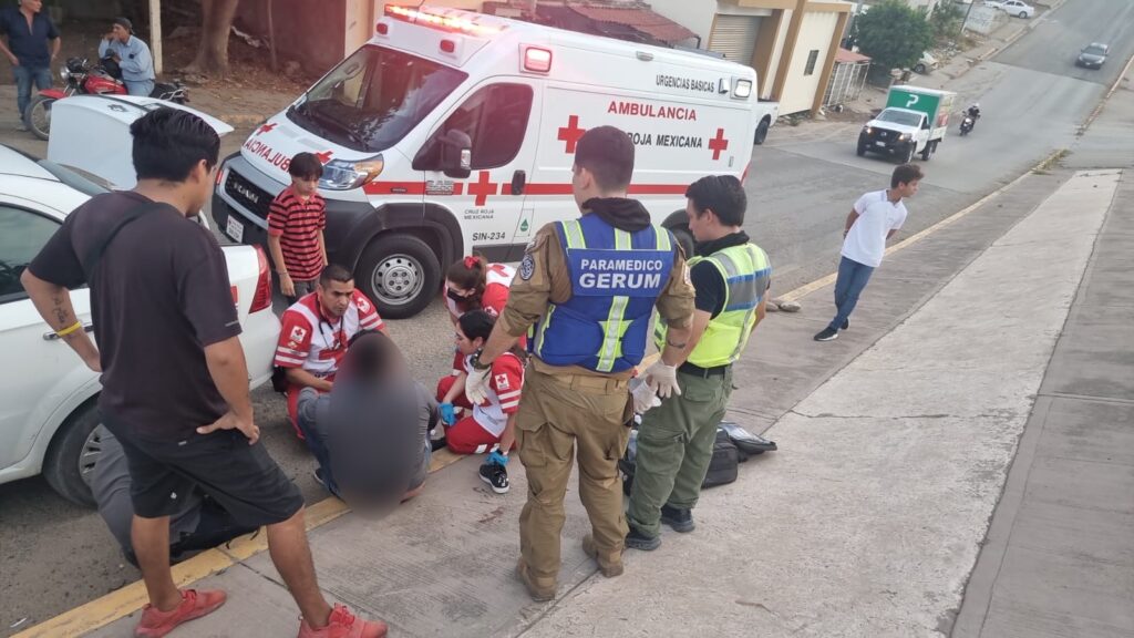 Personal de Cruz Roja y Gerum brindando primeros auxilios a un joven herido