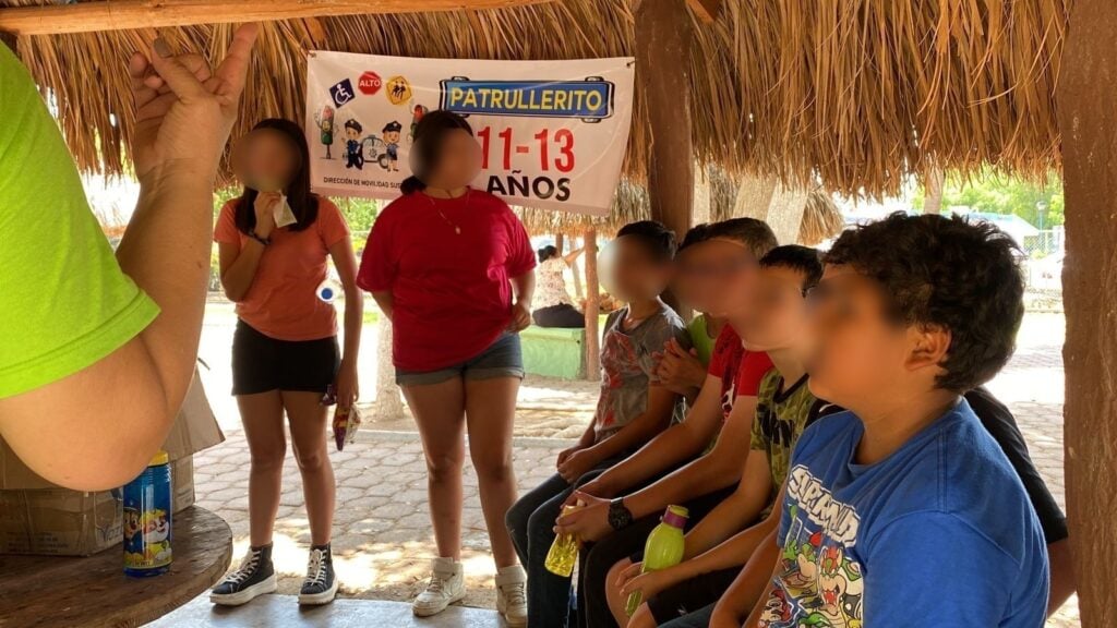 Personal de tránsito junto a niños en el taller “Patrullerito” 2023