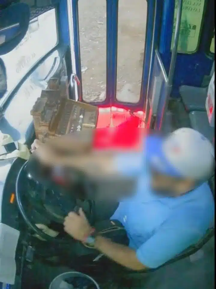 De frente y sin frenar: Conductor choca su auto contra camión de ruta Zapata-Centro, en Culiacán