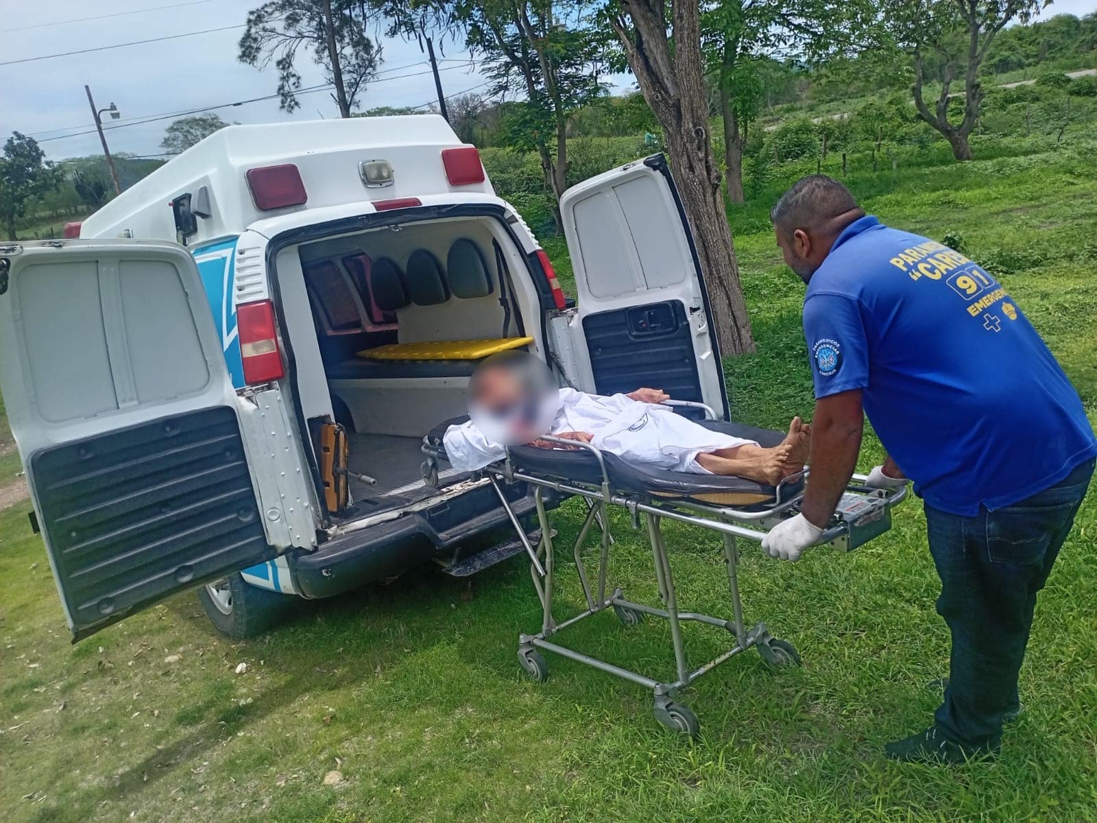 Atiende Grupo Caresur a adulto mayor golpeado y abandonado en una casa de El Roble, Mazatlán
