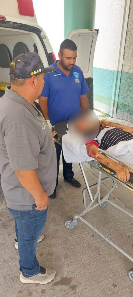 Atiende Grupo Caresur a adulto mayor golpeado y abandonado en una casa de El Roble, Mazatlán