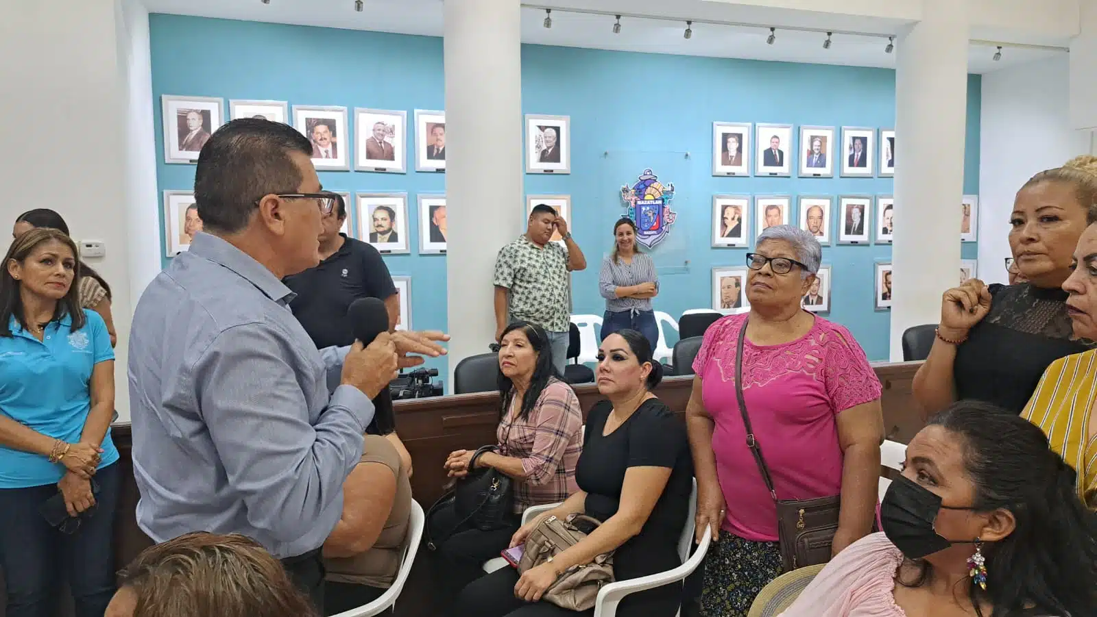 El alcalde de Mazatlán conversa para llevar a cabo negociaciones entre policías jubilados y viudas del municipio