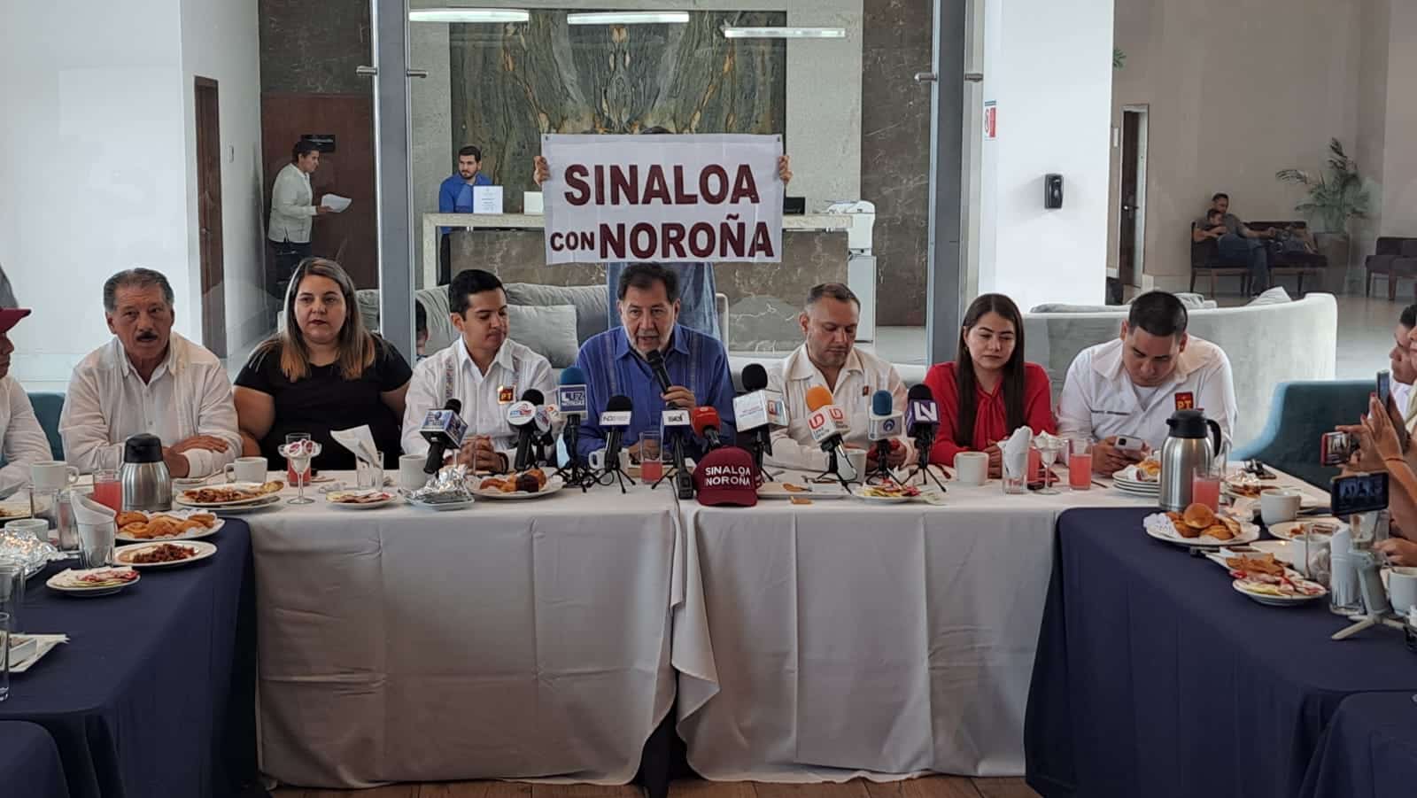 El diputado federal expone en su rueda de prensa que no importa si el nuevo presidente de méxico es hombre o mujer lo importante es que este comprometido con el pueblo.