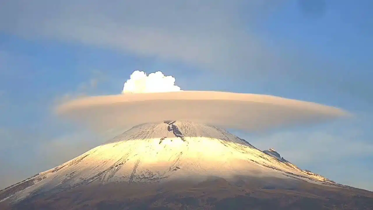 Se forman nubes lenticulares en el Popocatépetl