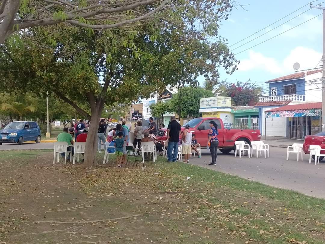Bloquean tramo de la avenida Bicentenario en Mazatlán.