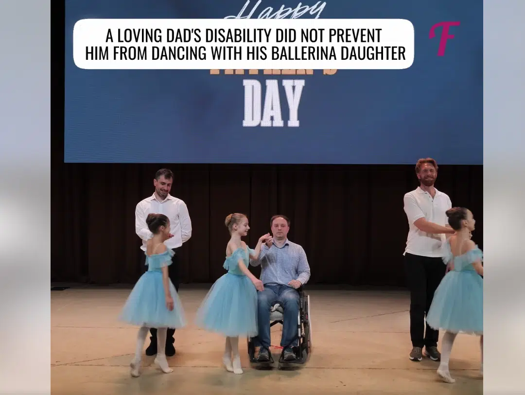 padre en silla de ruedas baila con su hija en acto especial por día de pade