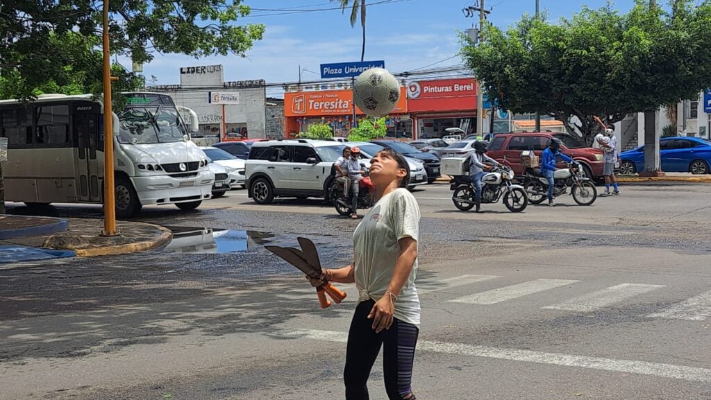 Malabaristas en las calles de Mazatlán