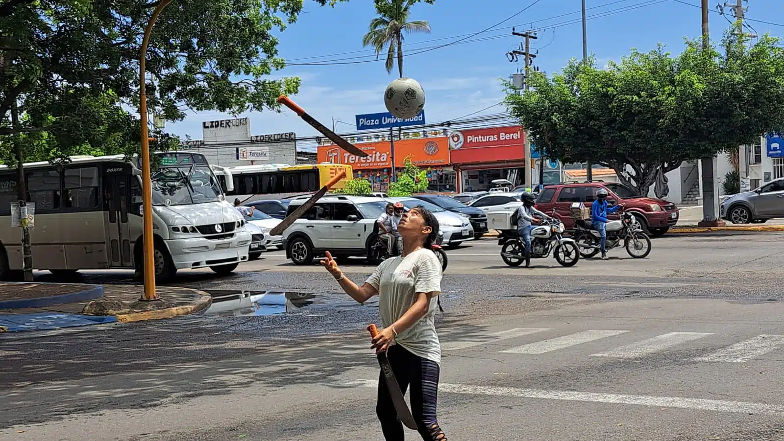 Malabaristas en las calles de Mazatlán