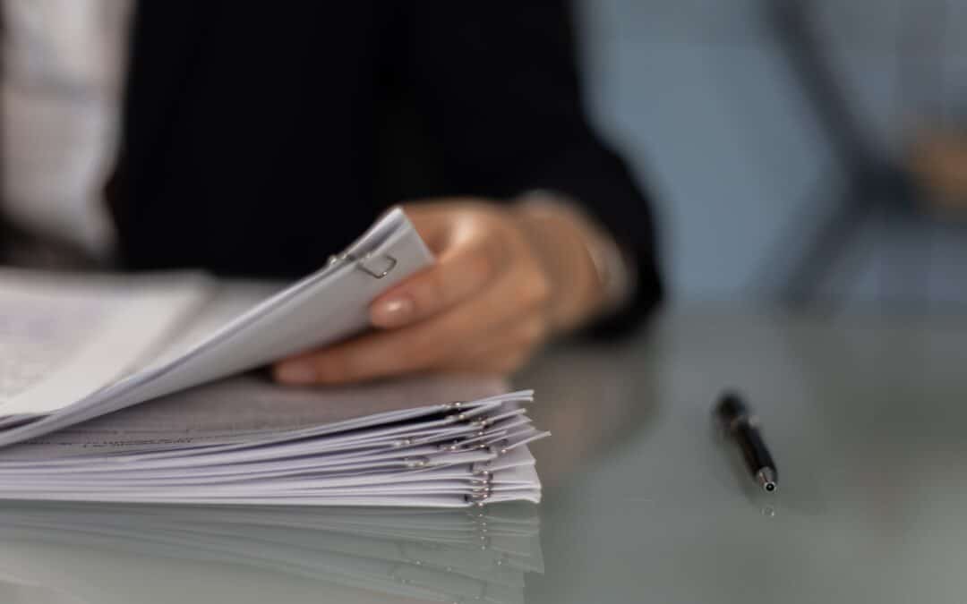Persona sosteniendo papeles