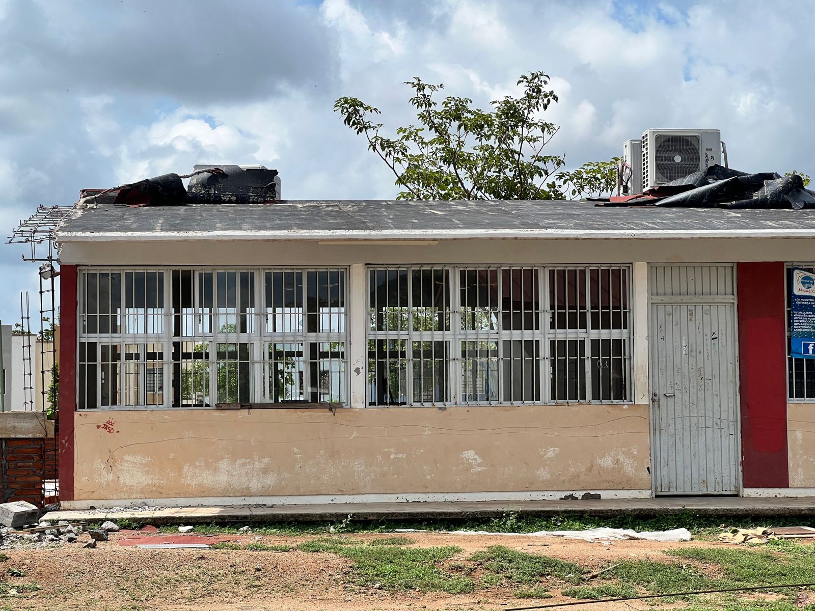 Secundaria de Mazatlán afectada por las lluvias y fuertes vientos