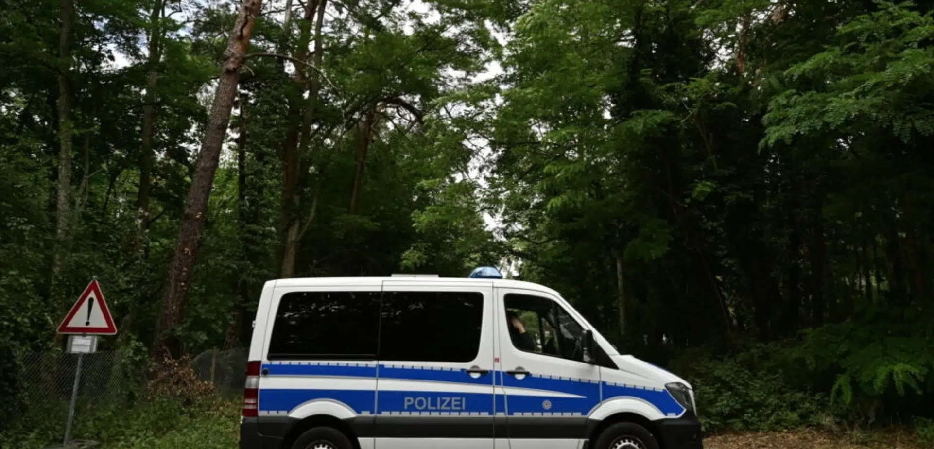 policia de alemania investigando en un bosque