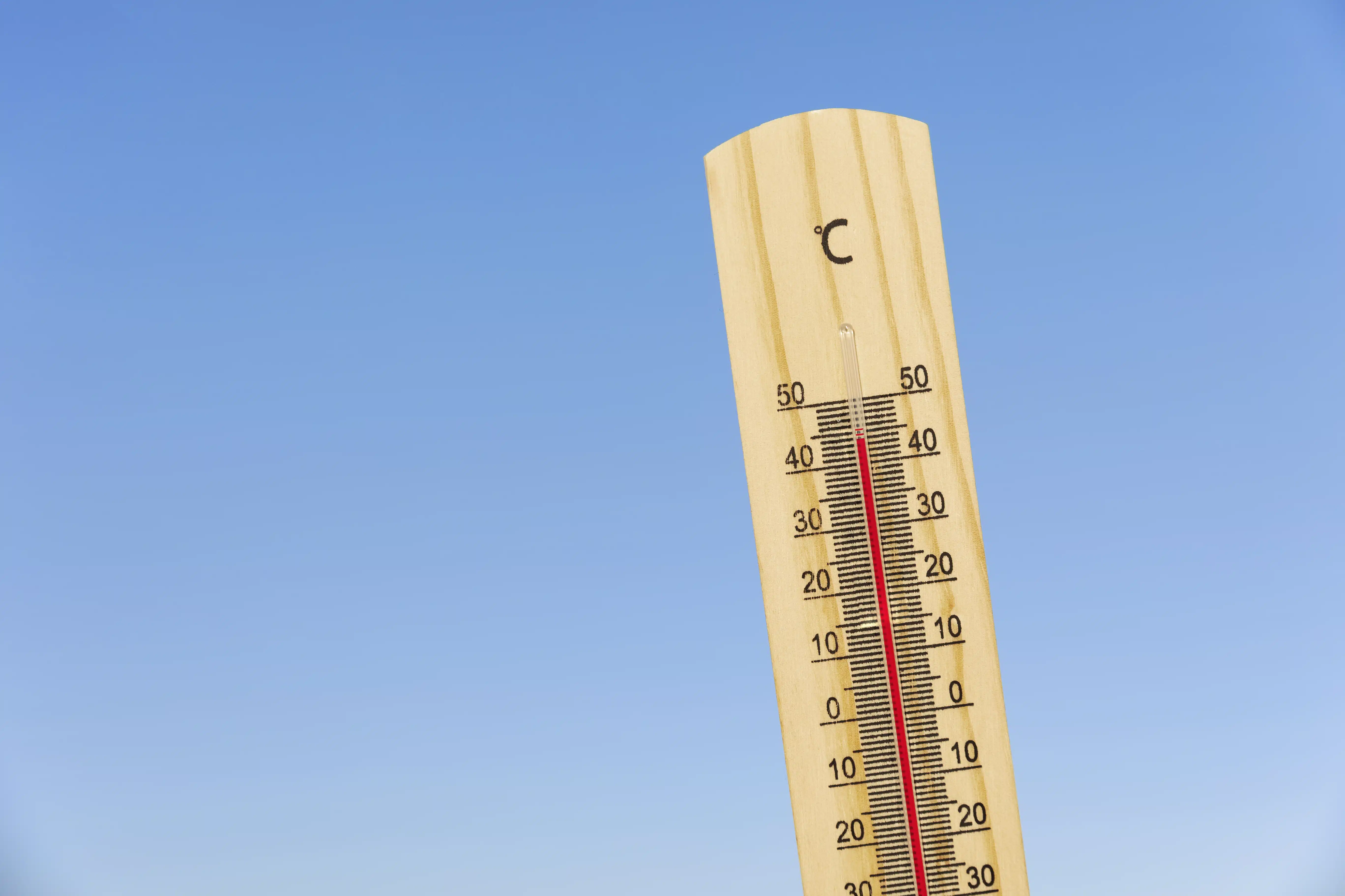 Primer plano termómetro que muestra temperatura alta