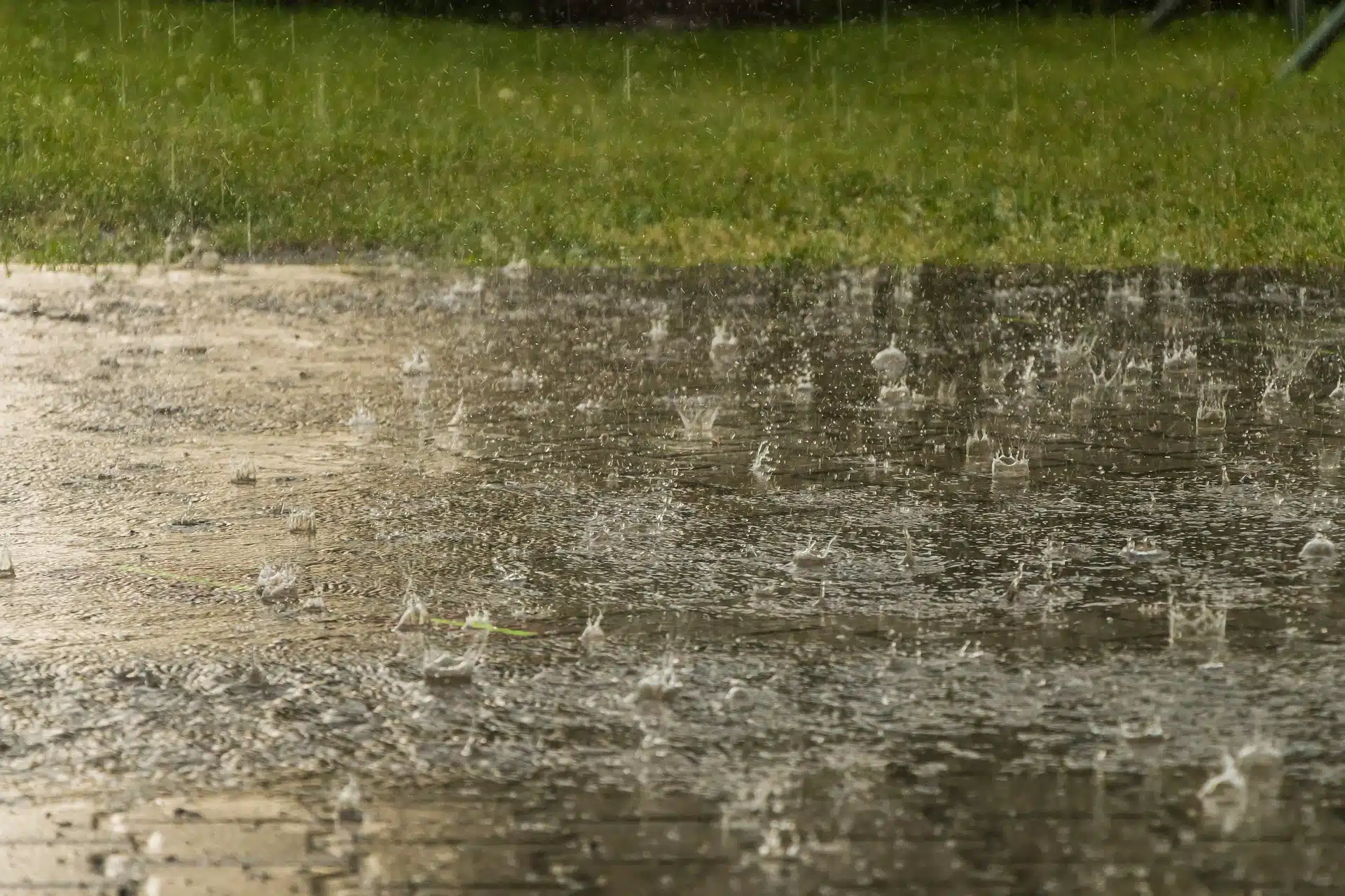 Gotas de lluvia golpean el suelo encharcado