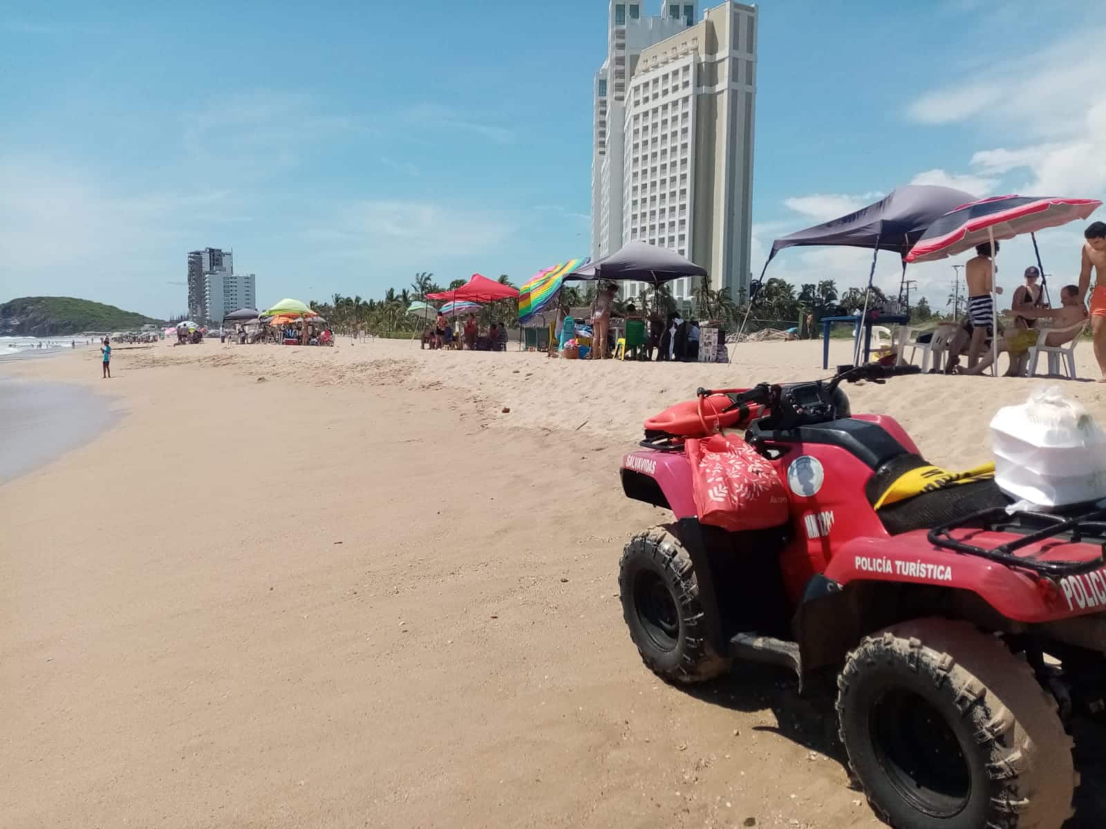 ELEMENTOS DE LA POLICÍA ACUATICA RECATAN DE CORRIENTE MARINA A CINCO PERSONAS EN EL PUERTO DE MAZATLÁN.