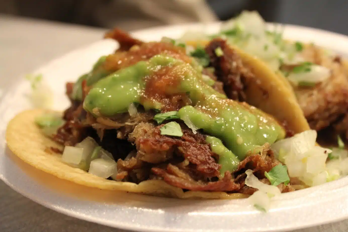 Tacos con salsa y guacamole