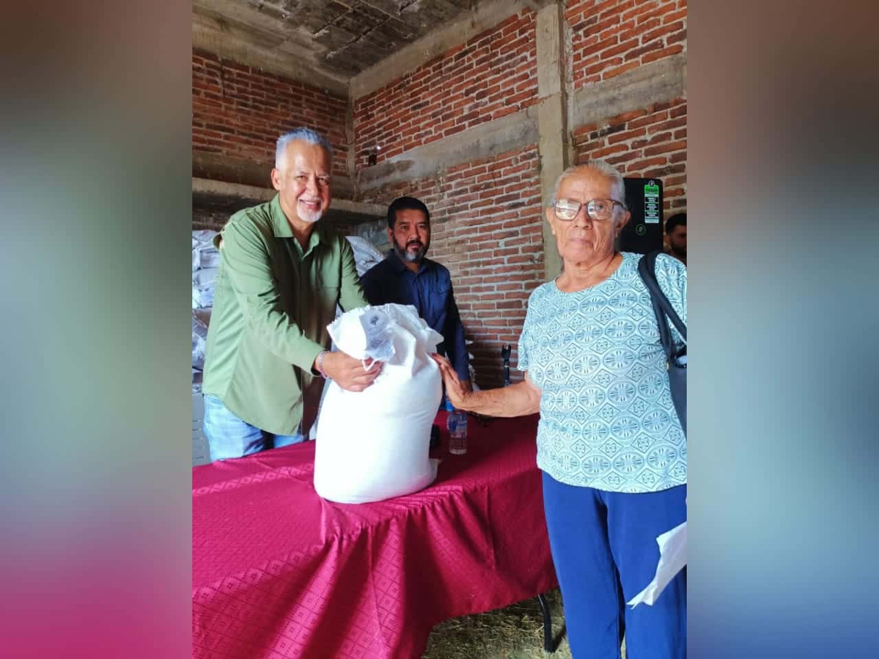 PRODUCTORES AGRÍCOLAS RECIBIENDO SEMILLA PARA SORGO.