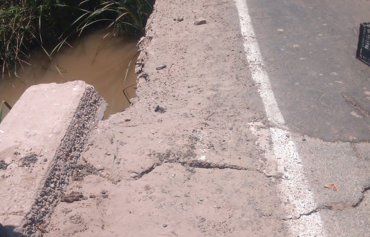 Alertan y riesgo urgente al caer un pedazo de concreto del puente que va de Las Grullas
