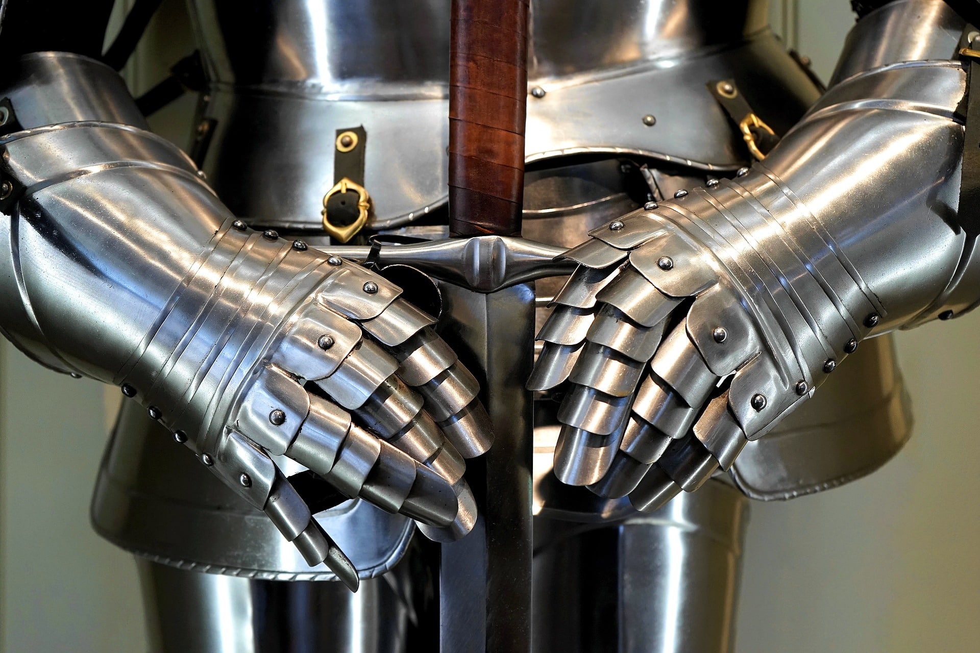 Close up a espada en manos de un caballero con armadura