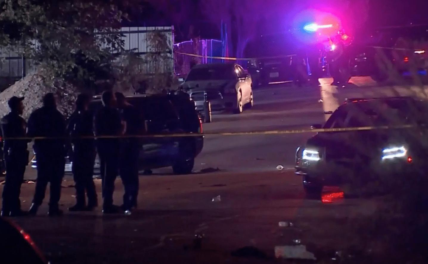 Policías rodeando el área donde ocurrió un tiroteo en Texas