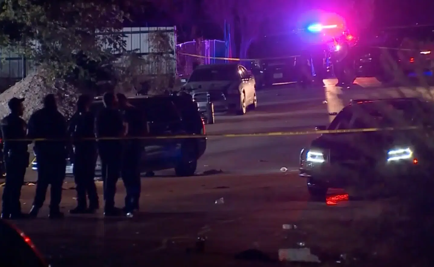 Policías rodeando el área donde ocurrió un tiroteo en Texas