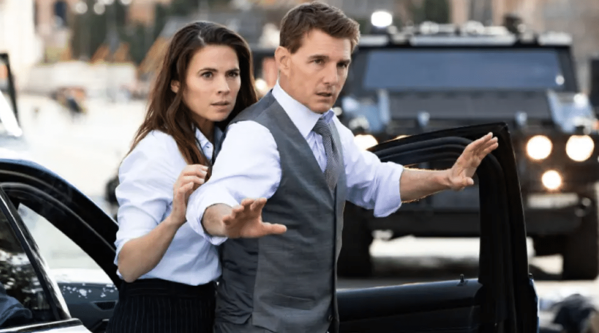 Tom Cruise apareciendo en una de las cintas de 