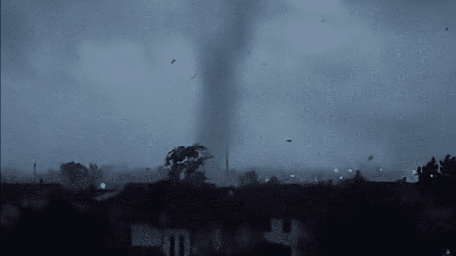 Tornddo arrasando la ciudad de Mil´na