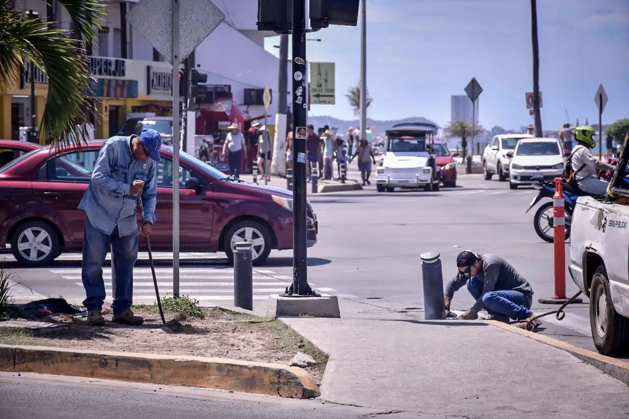 Trabajadores de obras públicas en tareas de mejoramiento para la imagen de Mazatlán