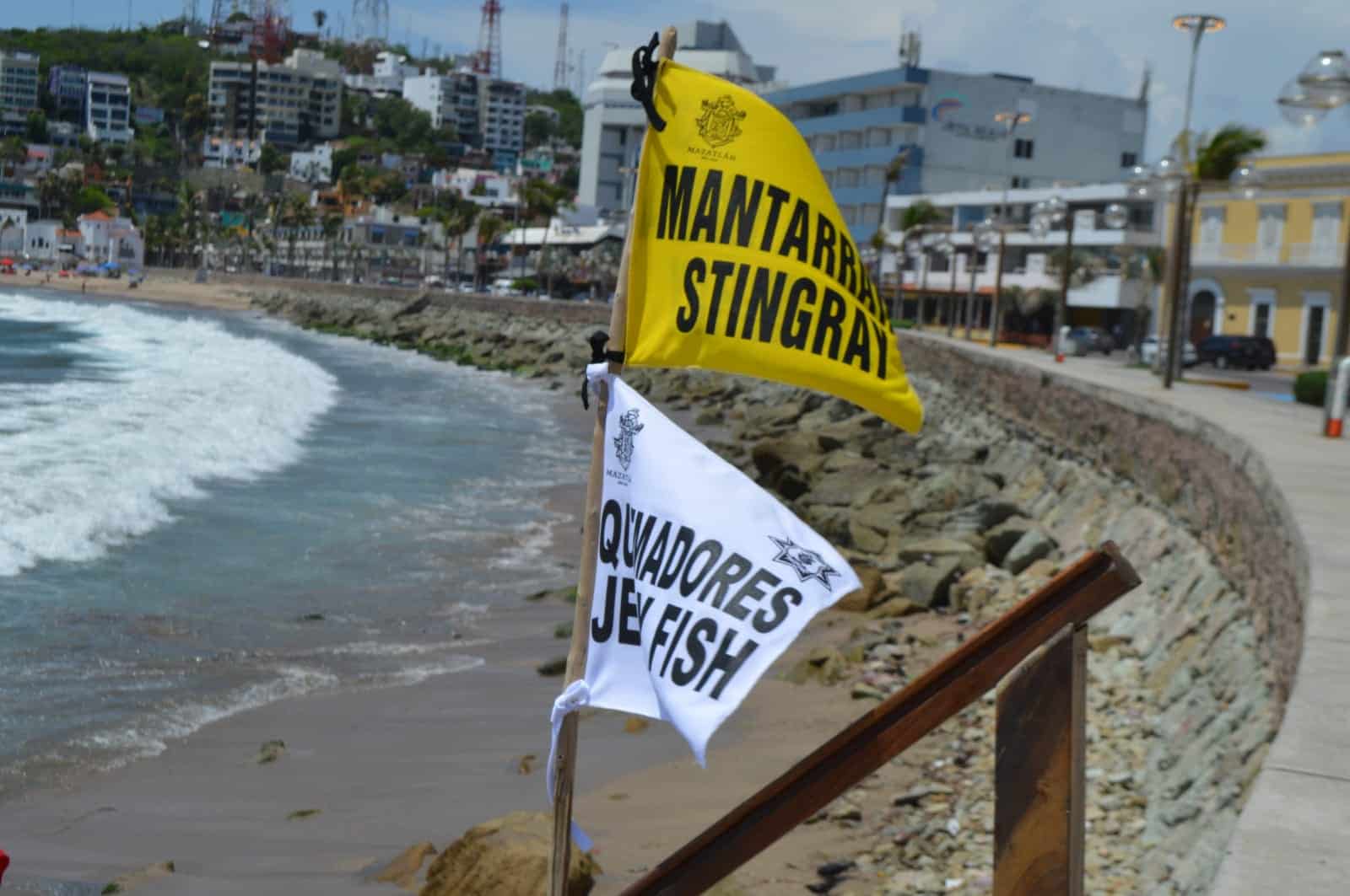 POLICÍA ACUATICA REFUERZA SEGURIDAD EN PLAYAS DE MAZATLÁN, CON BANDERAS DE ALERTA.
