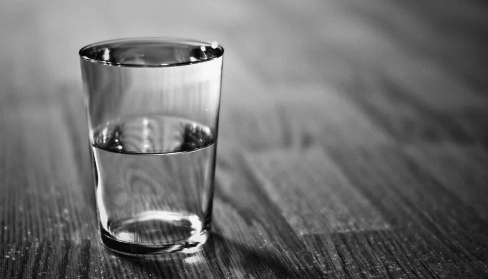 vaso de agua medio vacío o lleno