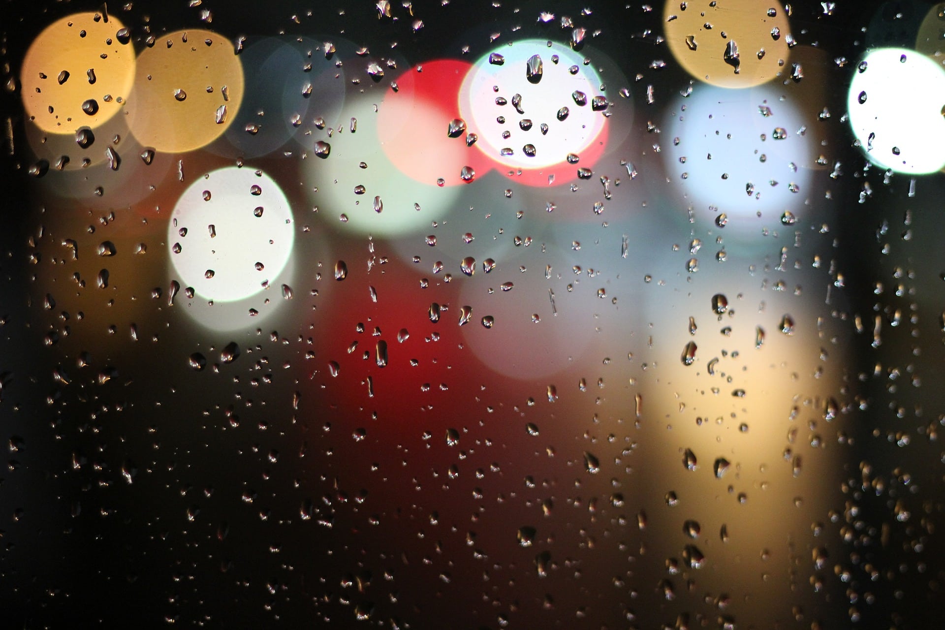 Ventana con gotas de lluvia