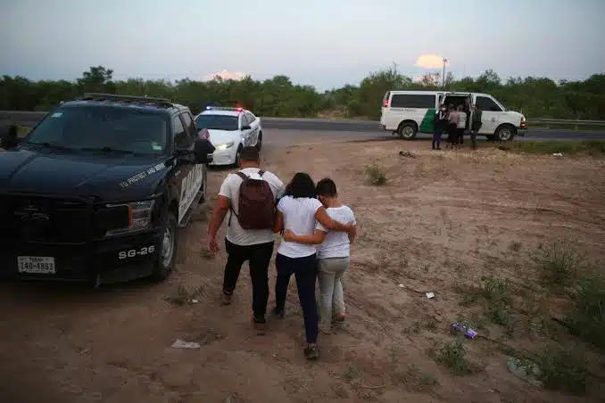 ¡Alerta! Agentes tienen la orden de empujar a niños migrantes de regreso al Río Bravo