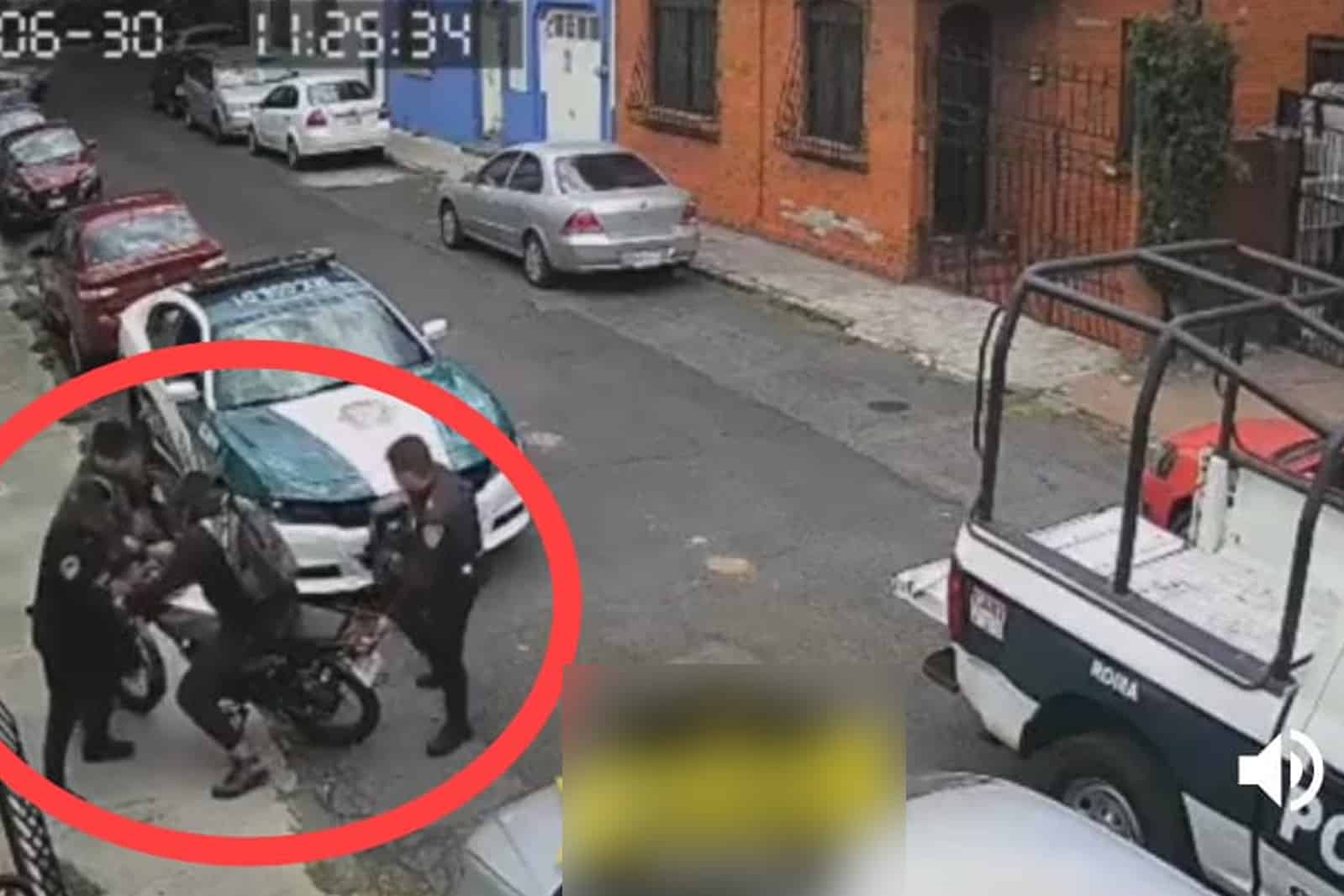 ¡Con todo! Espectacular pelea entre elementos policíacos y motociclistas en la CDMX