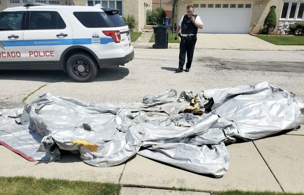 ¡De miedo! Pieza de avión se desprende en pleno vuelo y cae en una casa