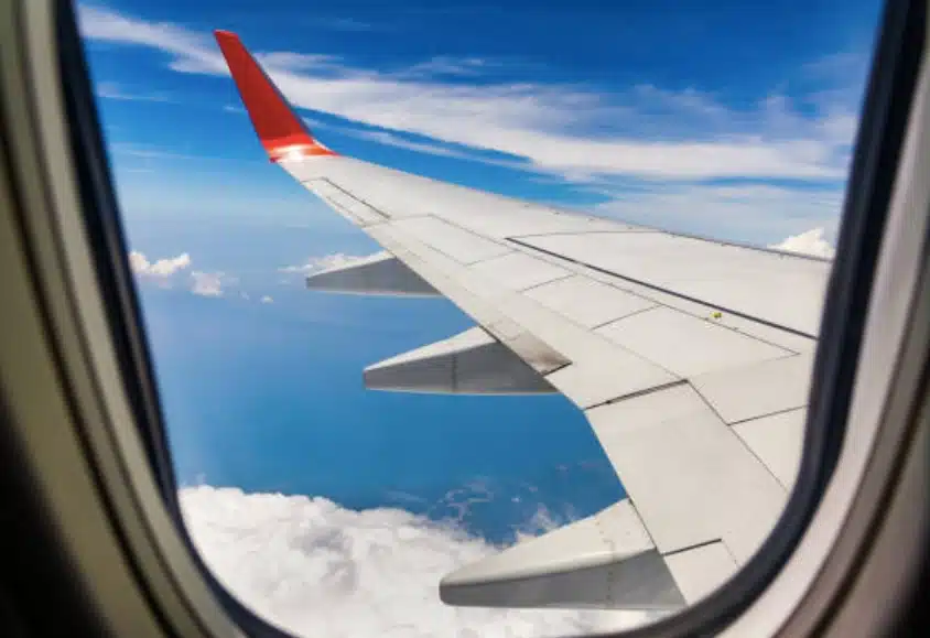 ¡En pleno vuelo! Pasajero se encierra en el baño y se quita la vida; aterrizan de emergencia