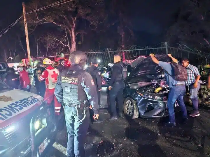 La unidad llevaba una cara de verduras e iba con dirección al puerto de Veracruz; cabe hacer mención que el conductor también fue auxiliado por los cuerpos de rescate.