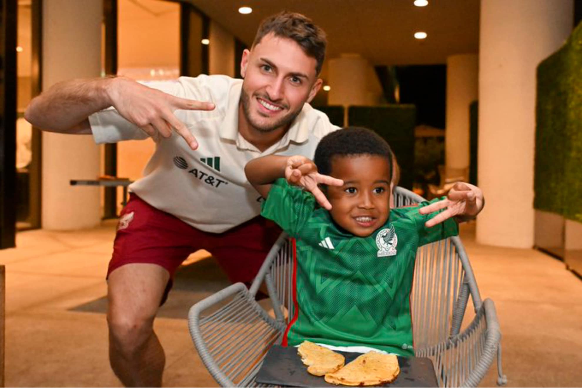 ¡Lo logró! Niño etíope que quiere ser mexicano recibe quesadillas y el uniforme de la Selección