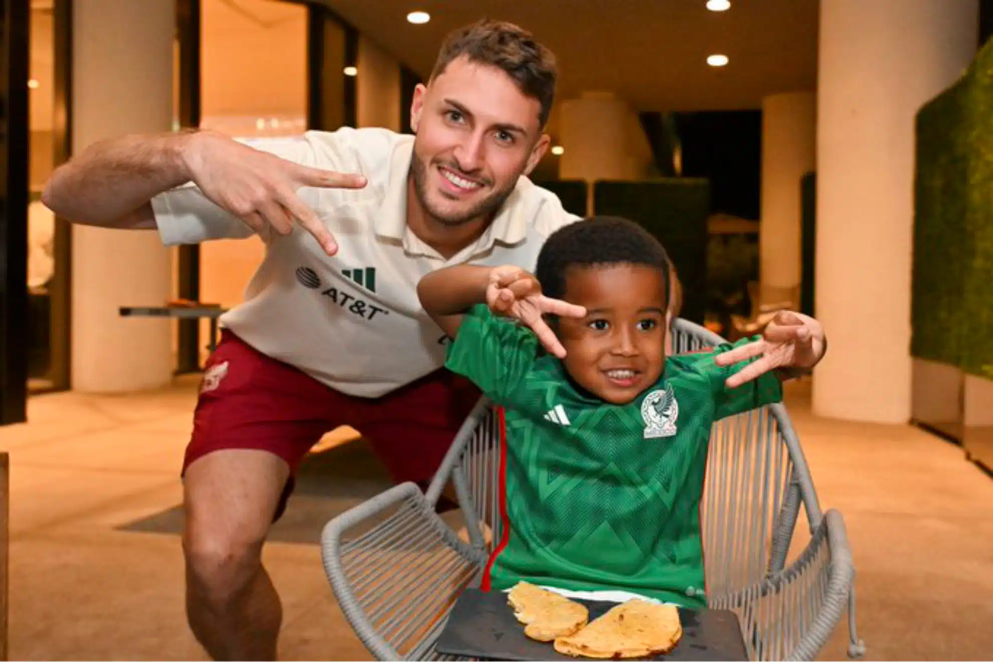 ¡Lo logró! Niño etíope que quiere ser mexicano recibe quesadillas y el uniforme de la Selección